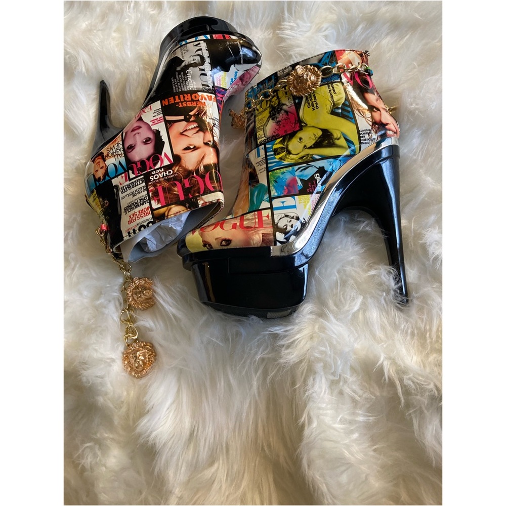 Vogue platform multicolor ankle boot heels, with stylish gold chain. Size 6.5.